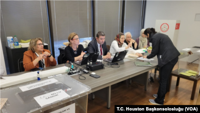 29 Nisan 2023 - T.C. Houston Başkonsolosluğu'nda, Türkiye'de 14 Mayıs'ta yapılacak seçimler için oy kullanma süreci başladı