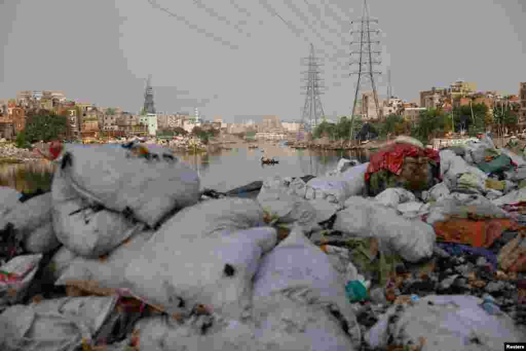 Una imagen que se repite. Desechos plásticos se acumulan en la orilla del río&nbsp; Buriganga en Dhaka, Bangladesh.