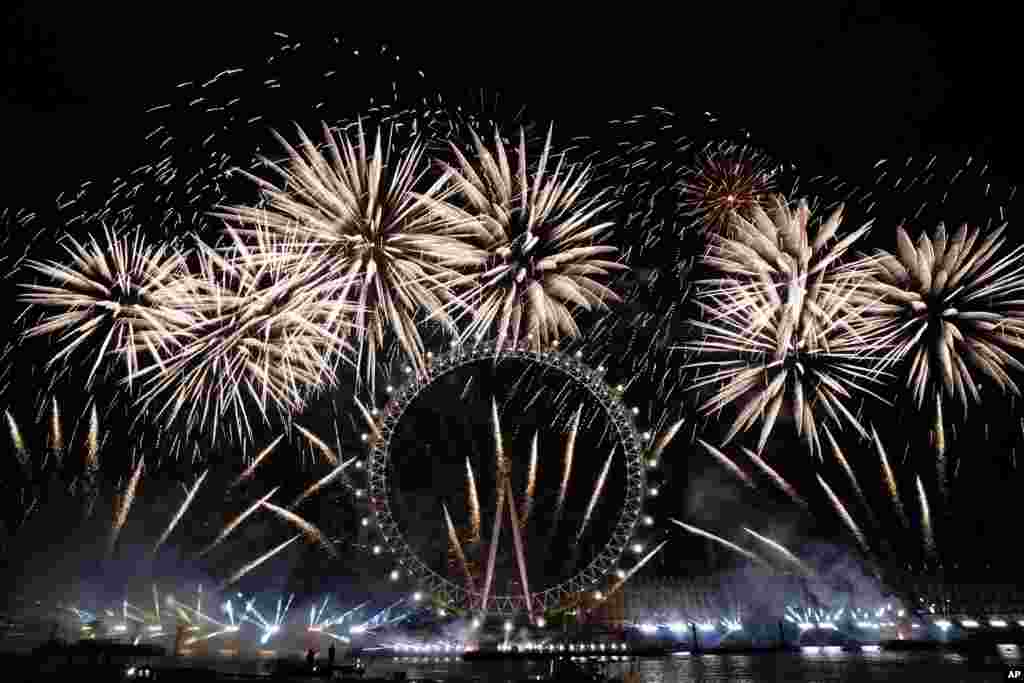 Fogos de artifício iluminam o céu sobre o London Eye, no centro de Londres, para celebrar o Ano Novo, a 1 de janeiro de 2024.