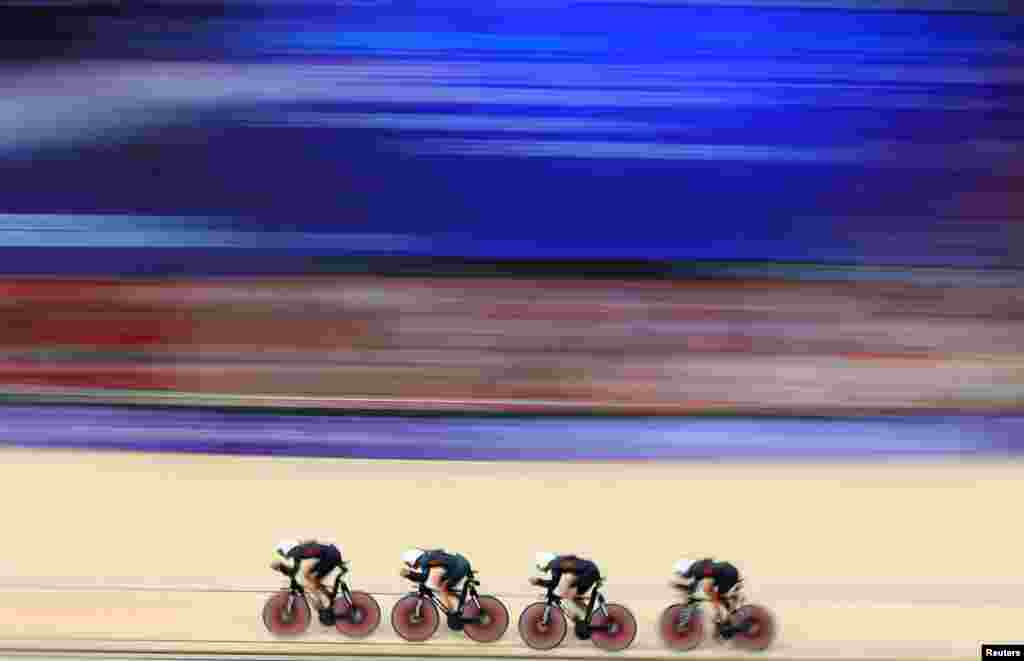 Ethan Hayter, Oliver Wood, Daniel Bigham dan Ethan Vernon dari Inggris berkompetisi dalam perlombaan kualifikasi balap sepeda putra selama Olimpiade Paris 2024 di Saint-Quentin-en-Yvelines Velodrome, Montigny-le-Bretonneux, Prancis. (Reuters)&nbsp;