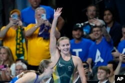 Ariarne Titmus mengacungkan tangannya usai memenangkan final 400-meter gaya bebas putri di Olimpiade Musim Panas di Nanterre, Prancis, Jumat, 27 Juli 2024. (Foto: Petr David Josek/AP Photo)