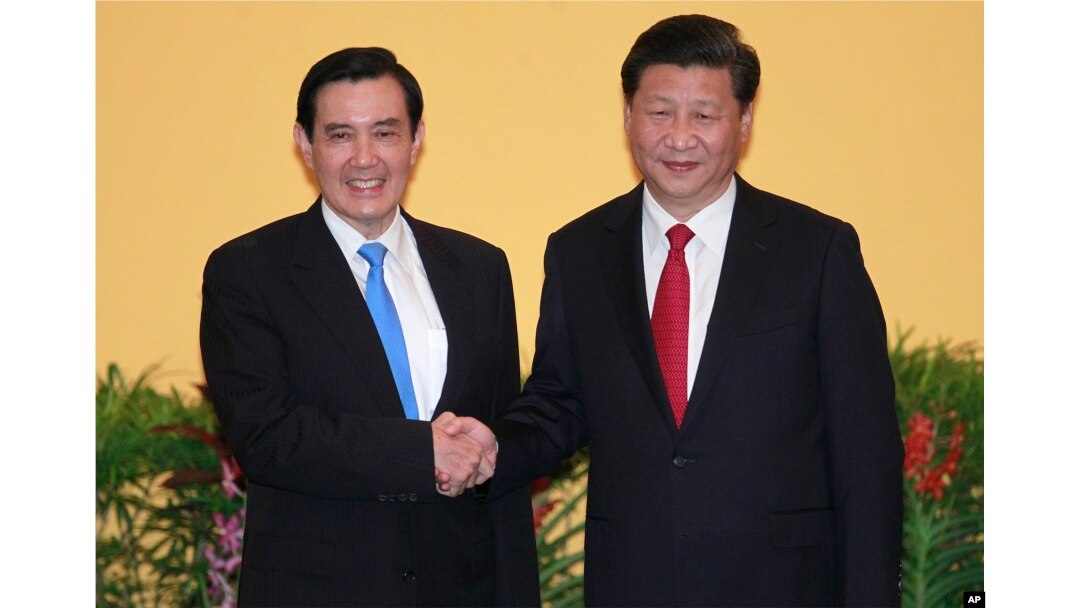 Ma Ying-jeou, kiri, dan Presiden China Xi Jinping berjabat tangan di Hotel Shangri-la pada 7 November 2015, di Singapura. (Foto: AP)