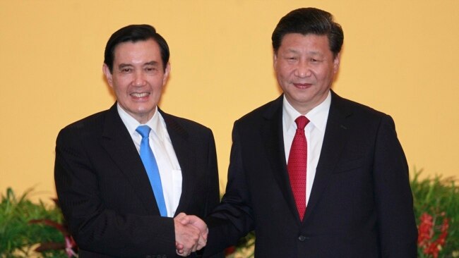 지난 2015년 11월 마잉주(왼쪽) 당시 타이완 총통과 시진핑 중국 국가주석이 싱가포르에서 회동하고 있다. (자료사진)