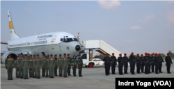 Dengan menggunakan pesawat Boeing 737 milik TNI AU, sebanyak 39 personel gabungan yang di antaranya terdiri dari tim medis dan pasukan elit dikirim untuk membantu proses evakuasi WNI dari Sudan. (Foto: VOA/Indra Yoga)