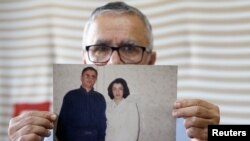 Taghi Ramahi, suami Narges Mohammadi, menunjukkan foto dirinya dan Narges, di Paris, Prancis, 6 Oktober 2023. (Foto: Christian Hartmann/Reuters)