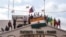 Para pengunjuk rasa memegang bendera Niger dan Rusia untuk mendukung tentara pembangkang di ibu kota Niamey, Niger, 3 Agustus 2023. (REUTERS/Mahamadou Hamidou)