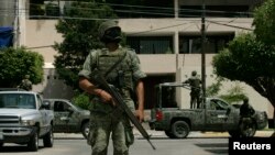 ARCHIVO - La fuerza pública de México trata de contener la guerra entre cárteles de la droga, el país decidió en 2006 declarar la guerra al narcotrafico. Participan en las operaciones la Policía Federal y los cuerpos de seguridad del Estado.