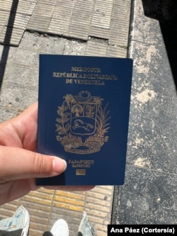 La venezolana Ana Páez tomó una foto a su pasaporte apenas se lo entregaron. Ella vive en Chile, pero tuvo que viajar a Uruguay para obtenerlo.