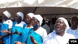 South Sudanese women living in a camp for internally displaced pray for peace during a visit by First Vice President Riek Machar in Juba, South Sudan, Feb. 26, 2023. (VOA/Manyang David Mayar)