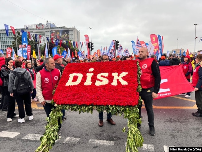 Sendikaların 1 Mayıs dolayısıyla Taksim Meydanı'na bırakmak istedikleri DİSK çelengi.