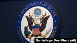 Logo Stejt Departmenta, fotografisan u Vašingtonu 31. januara 2022. godine.
