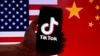 资料照：美中国旗与有着TikTok标识手机的图示