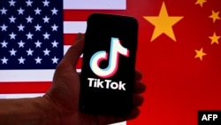 资料照：美中国旗与有着TikTok标识手机的图示