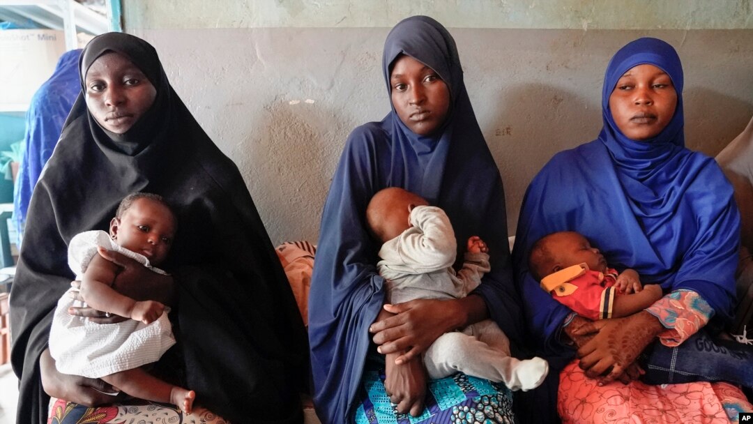 Sejumlah perempuan berkumpul di sebuah klinik di Niamey, Niger, mengantre agar anak mereka dapat divaksinasi pada 21 Agustus 2023. (Foto: AP/Sam Mednick)
