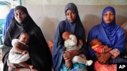 Sejumlah perempuan berkumpul di sebuah klinik di Niamey, Niger, mengantre agar anak mereka dapat divaksinasi pada 21 Agustus 2023. (Foto: AP/Sam Mednick)