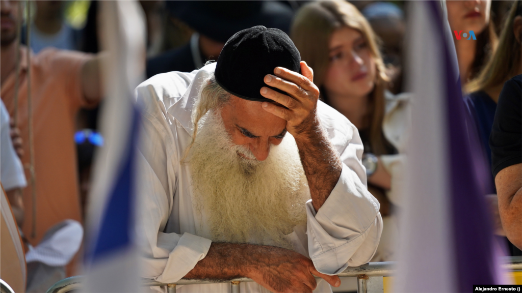 Un anciano llora durante un funeral colectivo a militares caídos durante los enfrentamientos con Hamás, en Jerusalén, el 13 de octubre de 2023.