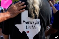 Vincent Salazar, kakek dari korban penembakan Layla Salazar, saat diwawancarai di Robb Elementary School sebelum aksi damai di Uvalde, Texas, Minggu, 10 Juli 2022. (AP/Eric Gay)