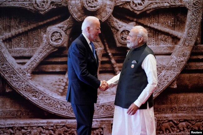 El primer ministro indio, Narendra Modi, da la bienvenida al presidente estadounidense Joe Biden a su llegada al centro de convenciones Bharat Mandapam para la Cumbre del G20, en Nueva Delhi, India, el sábado 9 de septiembre de 2023. Evan Vucci/Pool vía REUTERS