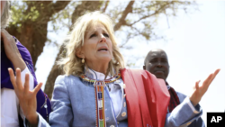 La primera dama de Estados Unidos, Jill Biden, durante una convivencia con mujeres de la comunidad maasai en Ngatataek, Kenia, el domingo 26 de febrero de 2023.