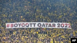 Transparent navijača nemačke Borusije Dortmund uoči Svetskog prvenstva u Kataru 2022 (Foto: Foto: AP/Martin Meissner)