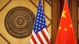 资料照：北京钓鱼台国宾馆为迎接美国国务卿布林肯的到访竖立起美中国旗。（2024年4月26日）