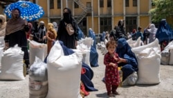 Perempuan Afghanistan menerima jatah bantuan makanan yang didistribusikan oleh kelompok bantuan kemanusiaan, di Kabul, Afghanistan (foto: dok).