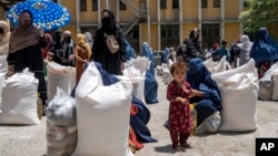 برنامه جهانی غذا از توقف توزیع غذای مغذی به بیش از یک میلیون مادر و کودک در افغانستان خبر داده است.