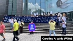 ARCHIVO - Activistas exigen la liberación de los presos políticos en Venezuela e insisten en que debe ser una prioridad en el proceso de diálogo entre la oposición y el gobierno en México. 
