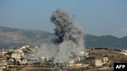 Asap membubung dari lokasi serangan udara Israel di Desa Khiam, di selatan Lebanon dekat perbatasan di tengah meningkatnya ketegangan antara Israel dan gerakan Hamas Palestima di Jalur Gaza, Sabtu, 8 Juni 2024. (Foto: Rabih Daher/AFP)
