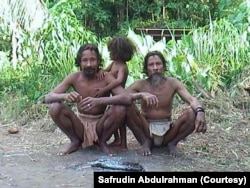 Orang yang dituakan atau odimono dengan anak dan cucunya. (Foto: Dok Safrudin Abdulrahman)