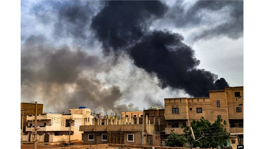 Asap mengepul dari kebakaran di gudang kayu di Khartoum selatan di tengah pertempuran yang sedang berlangsung pada 7 Juni 2023. (Foto: AFP)