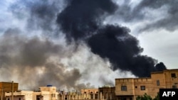 Des panaches de fumée s'échappent d'un incendie, le 7 juin 2023, dans un entrepôt de bois dans le sud de Khartoum au milieu des combats en cours au Soudan entre le chef de l'armée Abdel Fattah al-Burhan et son ancien adjoint Mohamed Hamdan Daglo, Hemeti, qui commande les RSF. 