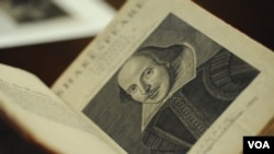 Edisi First Folio kumpulan karya Shakespeare, koleksi perpustakaan Folger Shakespeare di Washington, DC. 