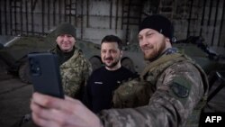 볼로디미르 젤렌스키(가운데) 우크라이나 대통령이 지난 22일 동부 격전지 바흐무트에서 장병들과 기념 사진을 찍고 있다. (자료사진)