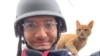 Jurnalis AFP Arman Soldin mengambil foto selfie bersama seekor kucing di sela penugasannya meliput perang di Ukraina. (Foto: AFP/Arman Soldin)