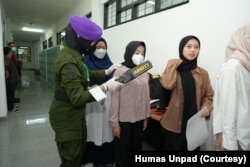 Petugas memeriksa teliti peserta tes SNBT 2023 di kampus Universitas Padjajaran Bandung, untuk mencegah kecurangan. (Foto: Humas Unpad)