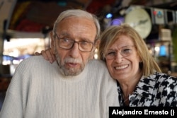 Ofelia y su esposo Héctor, quien se salvó de ser prisionero de Hamás por encontrarse recuperándose de una cirugía fuera del kibutz donde ambos viven.