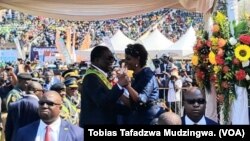 Umongameli Emmerson Mnangagwa esamukela Umfelokazi kaMnu. Robert Mugabe, uGrace Mugabe ekugcotshweni kwakhe.