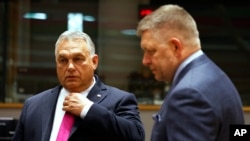 Угорський прем’єр-міністр Віктор Орбан (ліворуч) спілкується зі словацьким прем’єр-міністром Робертом Фіцо під час нарад ЄС у Брюсселі 26 жовтня 2023 р.