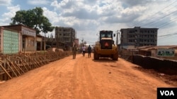 Les travaux de réhabilitation en cours sur un tronçon du quartier Emombo à Yaoundé au Cameroun, le 06 avril 2024, (VOA/Emmanuel Jules Ntap) 