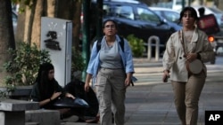 Sejumlah perempuan Iran tampak berjalan di sebuah area di Teheran tanpa mengenakan jilbab pada 5 Agustus 2023. (Foto: AP/Vahid Salemi)