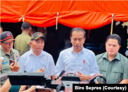 Presiden Jokowi didampingi Menteri BUMN Erick Thohir pasca meninjau Depo Pertamina Plumpang. (Foto: Biro Sepres)