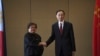 菲律賓外交部負責雙邊關係和亞洲事務的副部長特蕾莎·拉扎羅（左）與中國外交部副部長孫衛東在馬尼拉舉行會談。（2023年3月23日）