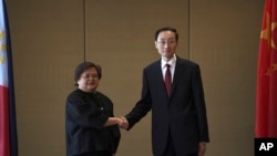 菲律賓外交部負責雙邊關係和亞洲事務的副部長特蕾莎·拉扎羅（左）與中國外交部副部長孫衛東在馬尼拉舉行會談。（2023年3月23日）