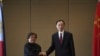 菲律宾外交部负责双边关系和亚洲事务的副部长特蕾莎·拉扎罗（左）与中国外交部副部长孙卫东在马尼拉举行会谈。（2023年3月23日）