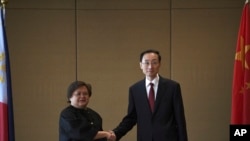菲律宾外交部负责双边关系和亚洲事务的副部长特蕾莎·拉扎罗（左）与中国外交部副部长孙卫东在马尼拉举行会谈。（2023年3月23日）