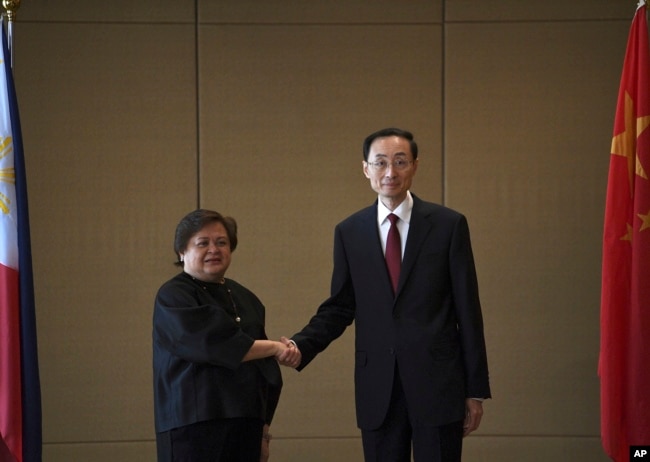 菲律賓外交部負責雙邊關係和亞洲事務的副部長特蕾莎·拉扎羅（左）與中國外交部副部長孫衛東在馬尼拉舉行會談。 （2023年3月23日）