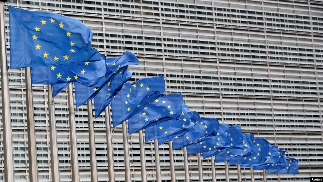 유럽연합(EU) 집행위원회 본부 건물 밖에 게양된 EU 국기들 (자료사진)