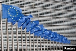 유럽연합(EU) 집행위원회 본부 건물 밖에 게양된 EU 국기들 (자료사진)