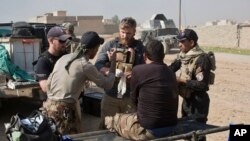 Волонтер зі США Піт Рід (на фото у центрі) під час роботи в Іраку, 6 листопада, 2016 р. AP Photo/Marko Drobnjakovic